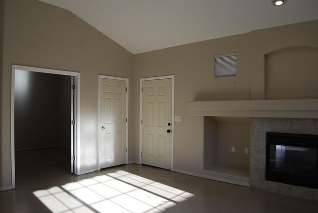 Building Photo - Single-Level Patio Home in Gated South Meadows Community