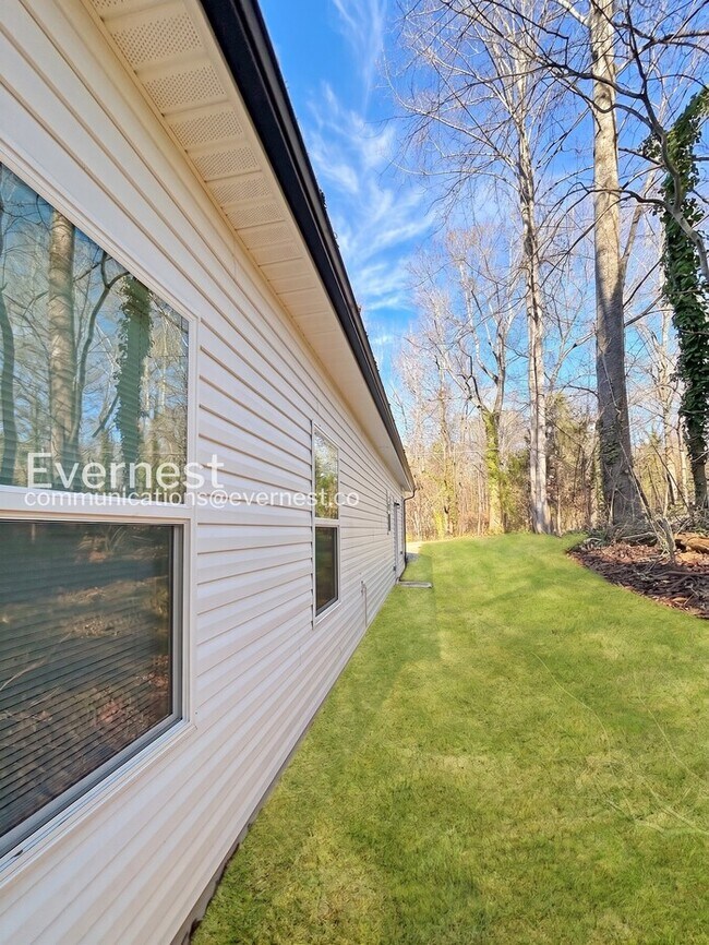Building Photo - 3 Bed/2 Bath Home with Off-Street Parking / Pet-Friendly / Vouchers Accepted / Coming Soon!