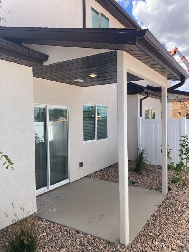 Building Photo - 3 Bed - 2.5 Bath, Newer Construction, Larg...