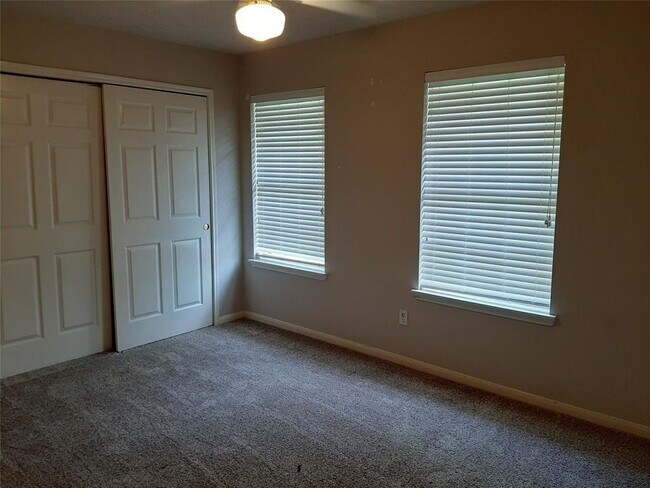 Building Photo - 1385 El Camino Village Dr