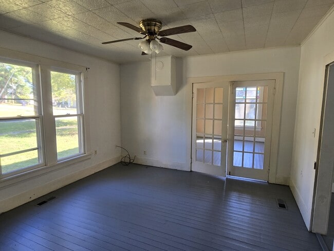 Building Photo - 505 Ave 2 NE