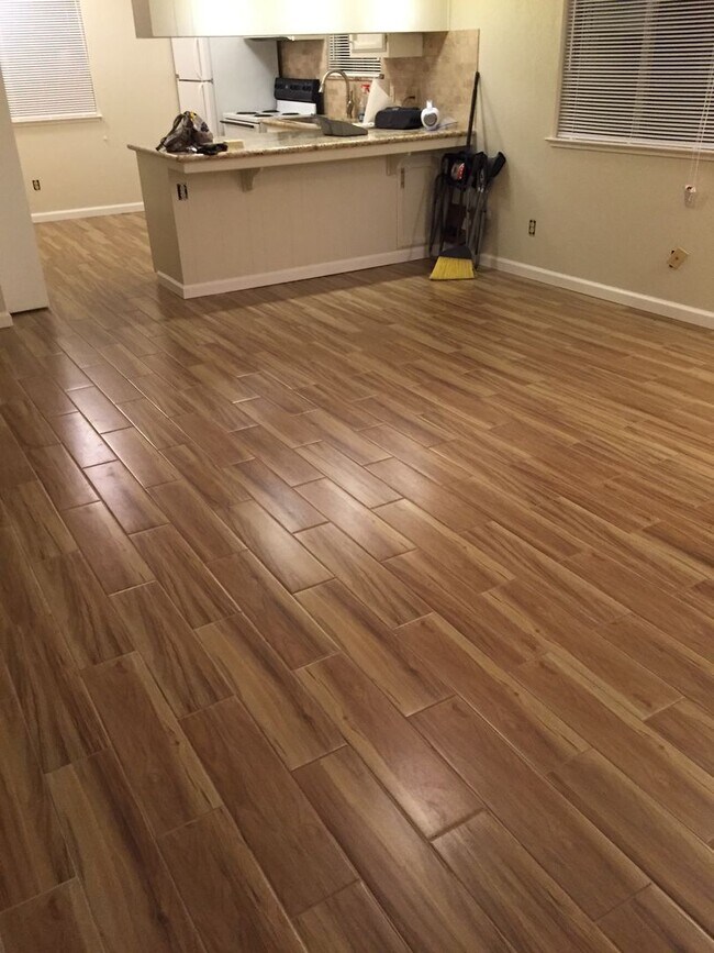 Building Photo - 407/409E. Alexander