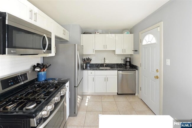 Building Photo - 483 Mt Prospect Ave