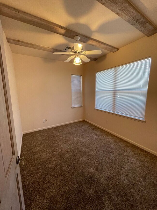Building Photo - Beautiful 3 Bedroom/2.5 Bath w/ Office off...