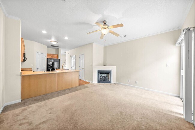 Building Photo - 2 Bedroom Condo For Rent With Community Swimming Pool!