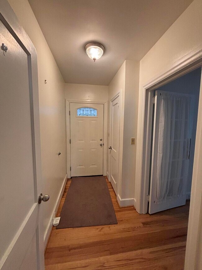 Building Photo - 919 Seminole Ave