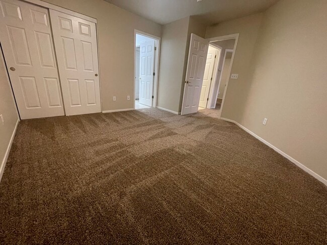 Building Photo - Wonderful Home Close to Shopping and Public Transportation.