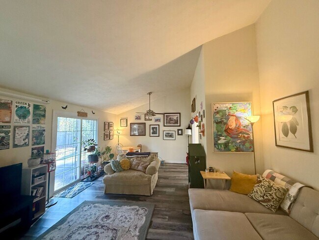 Building Photo - Eastside Home in Quiet Neighborhood