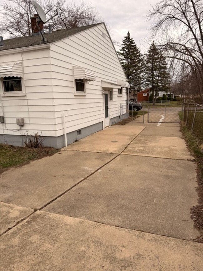 Building Photo - Freshly Transformed 3 Bed Home with Modern Upgrades!