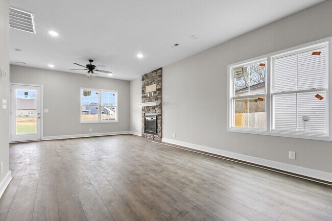 Building Photo - Beautiful New Build Available Now!