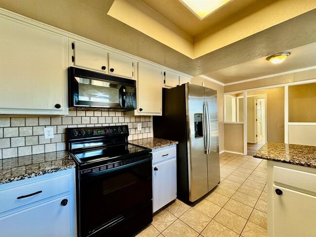 Building Photo - 2200 W Rockypoint Dr