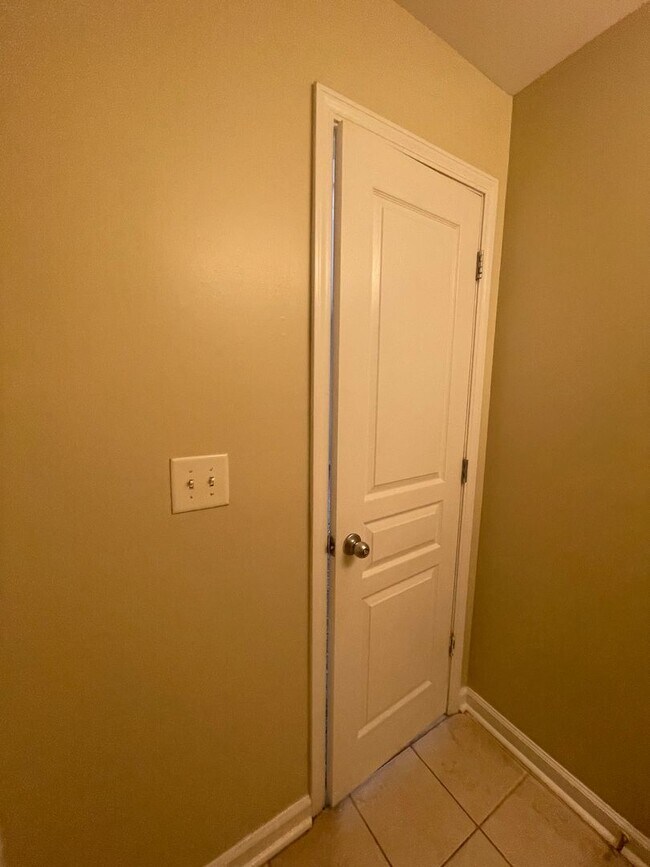 Building Photo - 17-1728 J&amp;S