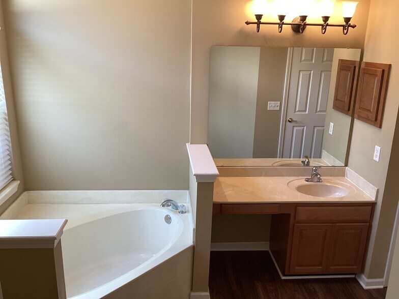 Building Photo - 4152 Lonicera Loop