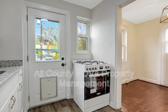 Building Photo - 2238 Farrington Ave