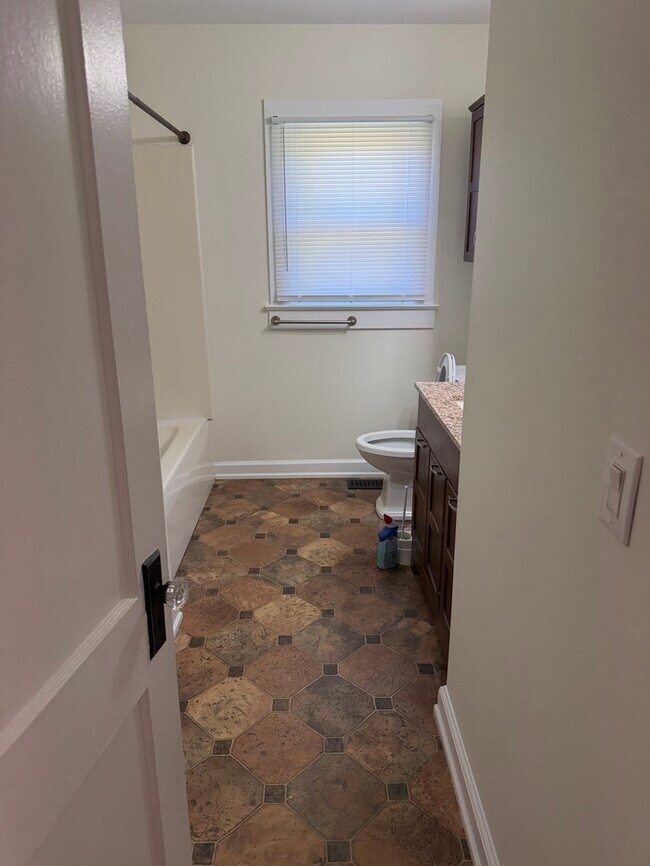 Building Photo - 823 Bristol Dr