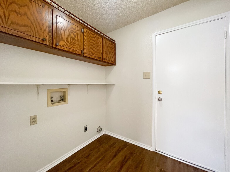 Building Photo - 2000 Ramada Dr