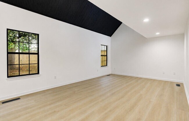 Building Photo - 3116 Domar St