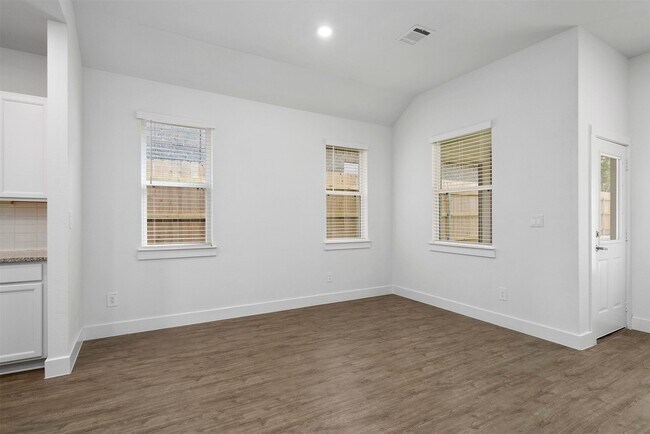 Building Photo - 906 Golden Willow Ln