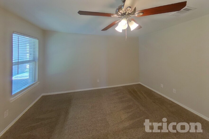 Building Photo - 1002 Meadow Wood Ln