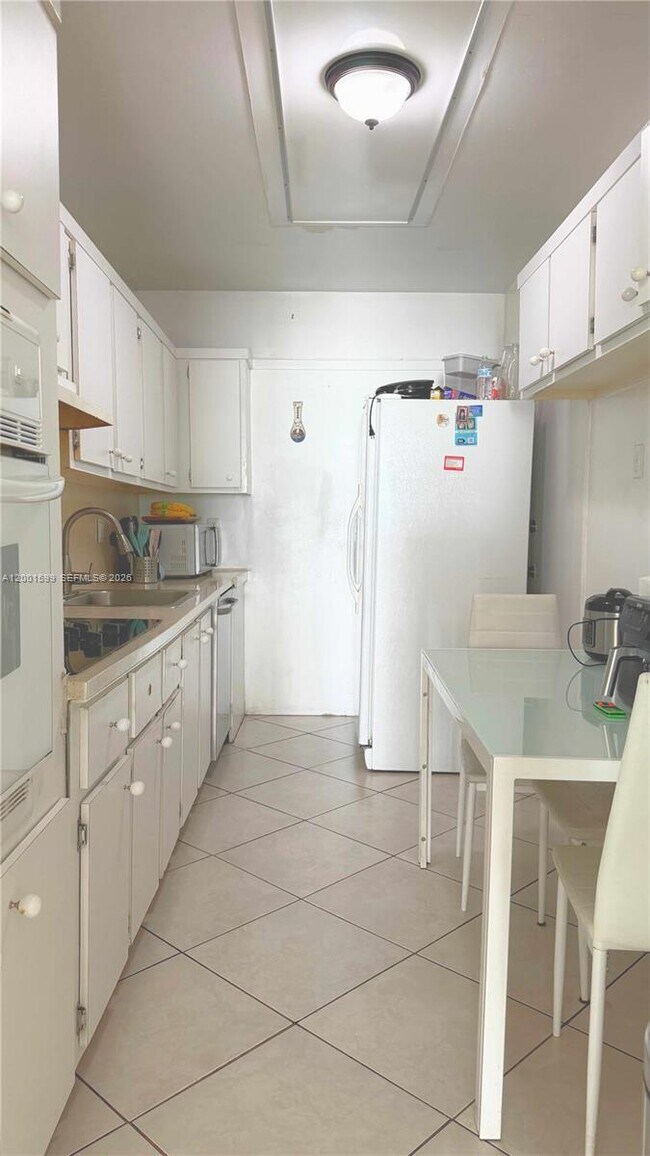 Building Photo - 1880 S Treasure Dr