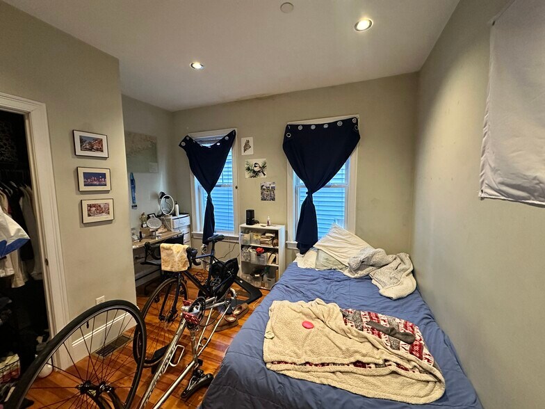 Building Photo - 148 Hillside St