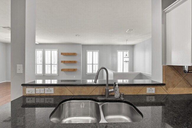 Building Photo - 5314 Schuler St