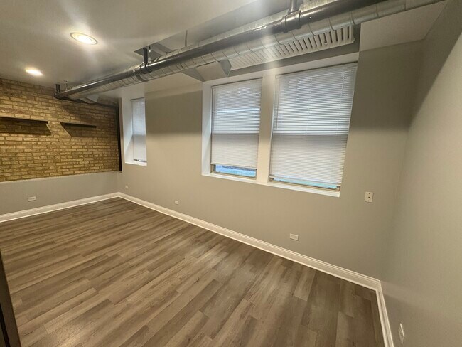 Building Photo - 1369 W Greenleaf Ave