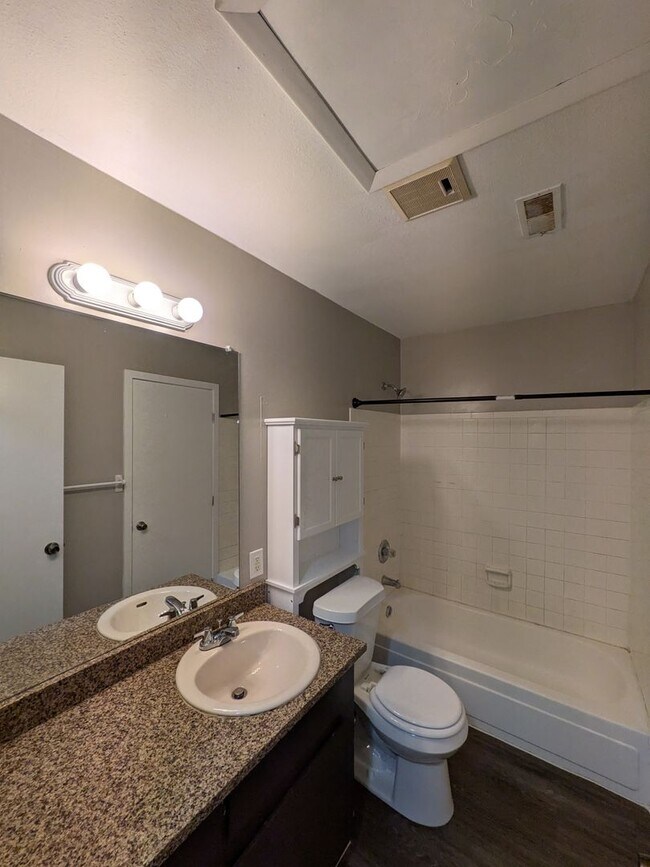 Building Photo - Spacious 2 Bed 1 Bath Condo in Aurora! Ava...