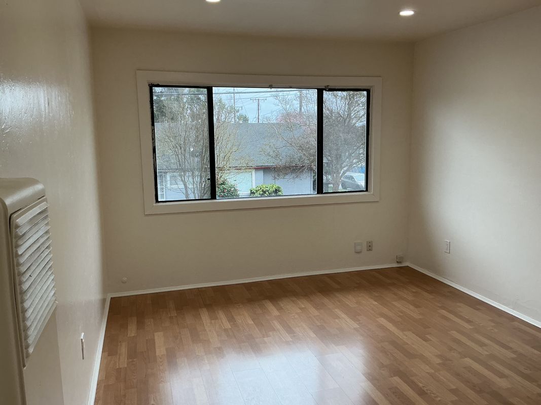 Building Photo - 212 S E St