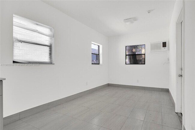 Building Photo - 13390 NE 6th Ave