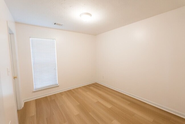 Building Photo - Charming 3-Bedroom, 2-Bath Home with Vaulted Ceilings and Open Floor Plan!