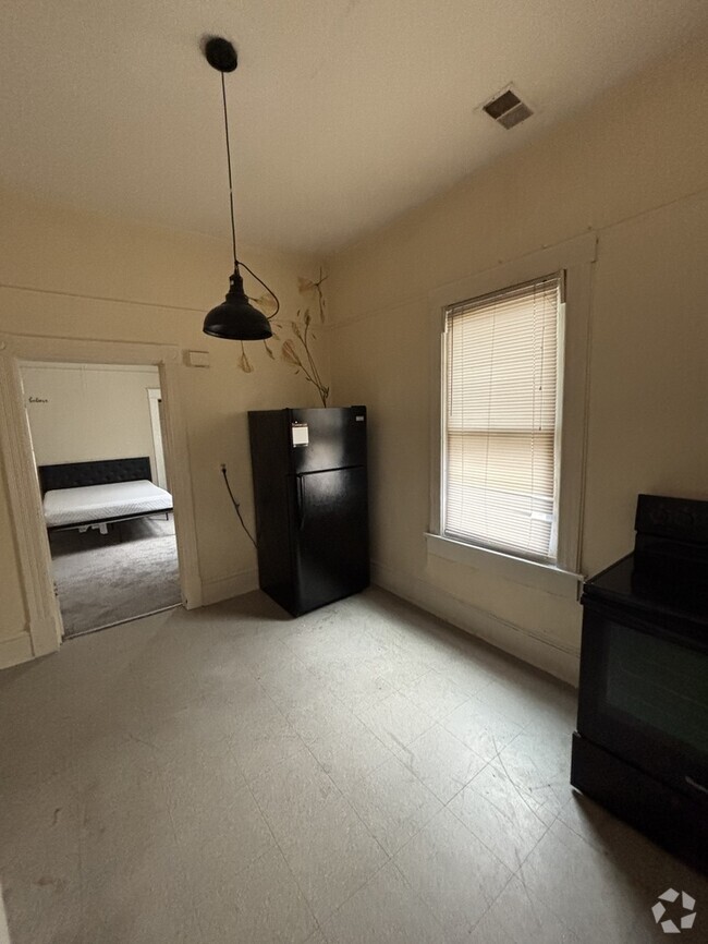 Building Photo - Spacious One Bedroom!