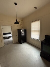 Building Photo - Spacious One Bedroom!