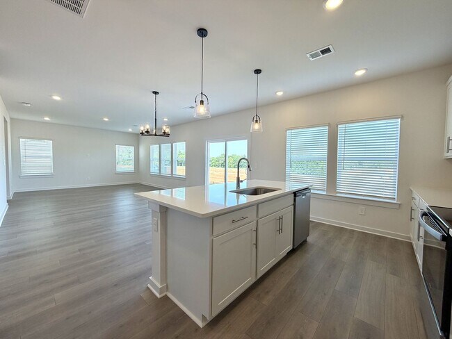 Building Photo - 2372 Meadowwood Dr