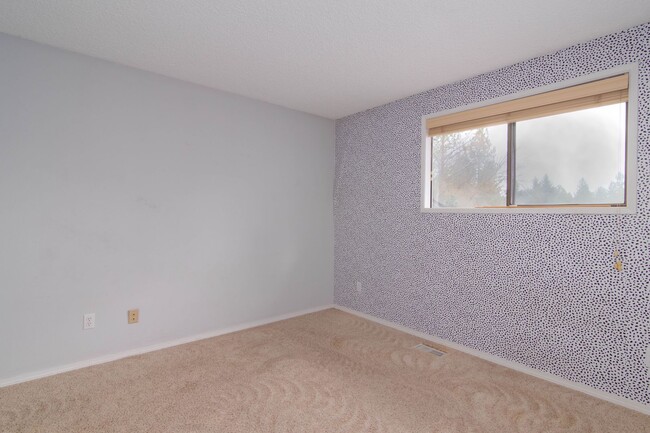 Building Photo - 4 Bed 3 Bath North Side Home nearly 2400 s...