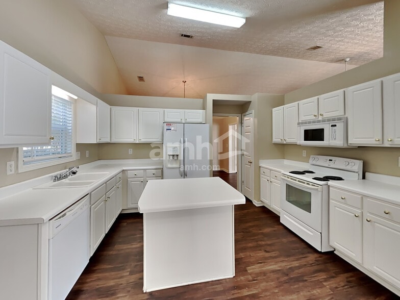 Building Photo - 3369 Woodtree Ln