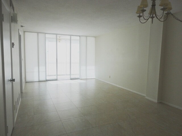 Building Photo - Annual 2BR/2BA Condo in Costa Brava on Venice Island