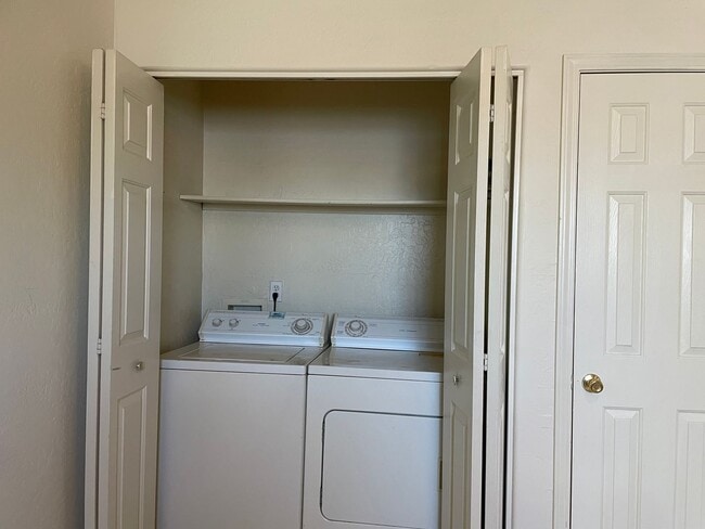 Building Photo - Cute 2 Bedroom 1 Bath Apartment-Centarlly ...