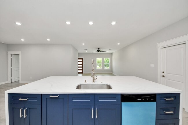 Building Photo - 1307 Laskey St