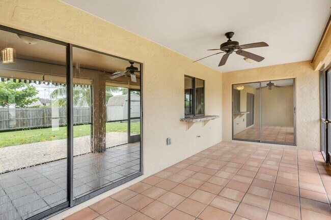 Building Photo - ** GOLDEN GATE CITY ** 3 BED + DEN / 2 BAT...