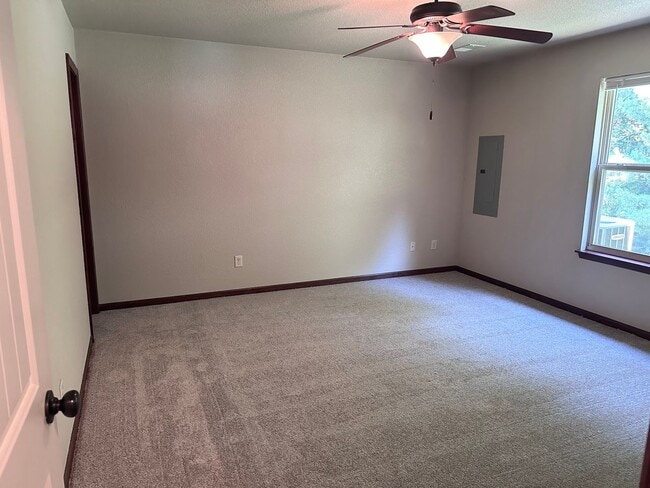 Building Photo - 3 Bed | 2 Bath | 1 Car Garage Single Level Duplex in Blue Springs; Lee’s Summit Schools