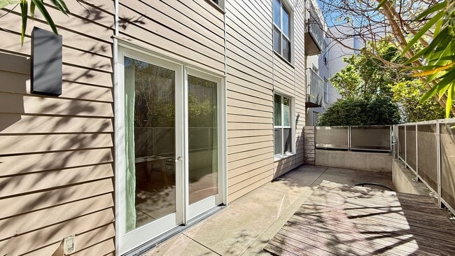 Building Photo - 1BR + Den / 1BA with Private Patio + Parking!