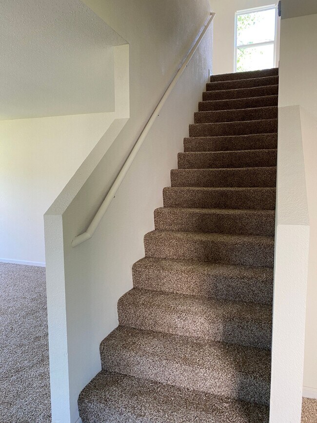 Building Photo - 204 Valleyside Dr NE