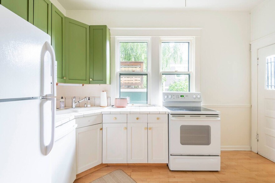 Building Photo - 1320 SE 28th Ave