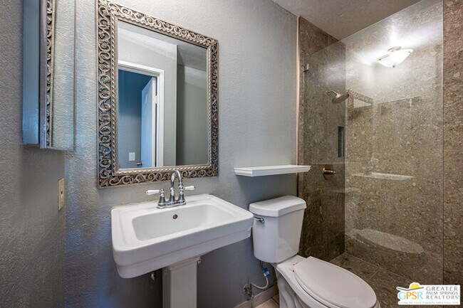 Building Photo - 550 N Villa Ct