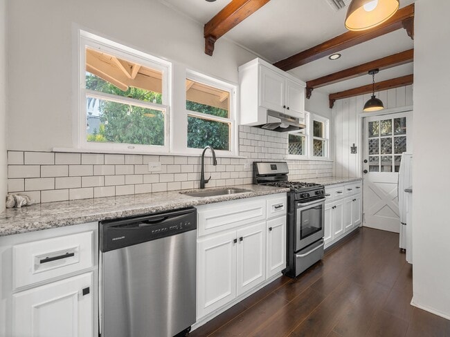 Building Photo - 2624 E 8th St