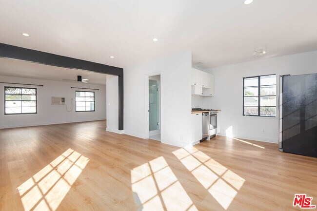 Building Photo - 822 N Detroit St