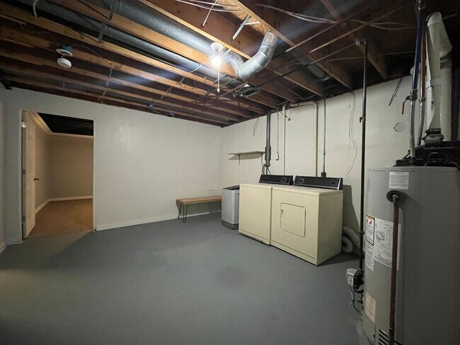 Building Photo - 6209-6211 Hipps Hollow