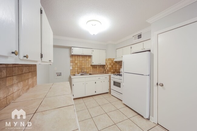 Building Photo - 3020 Normandy Dr