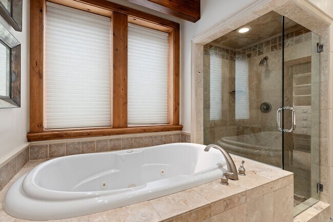 Building Photo - Beautiful 4 bedroom 3.5 bath alongside the Wasatch Mountains!